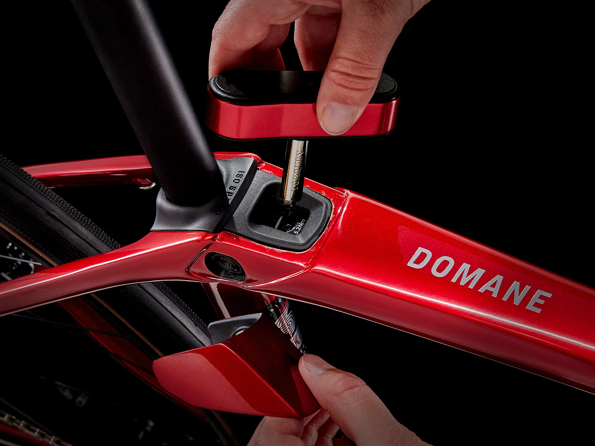 Trek Domane SL 6 ETap Gen 4 Crimson 9 Trek Domane SL 6 ETap Gen 4 Crimson – Image 9