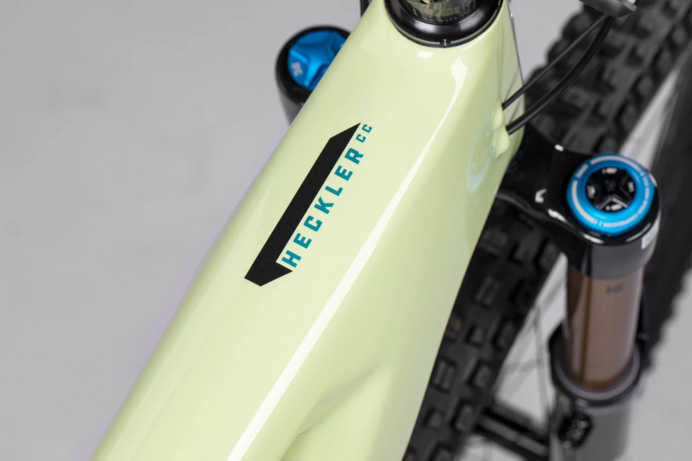 Santa Cruz Heckler 9 C S-Kit Brillant Vert Avocat 2 Santa Cruz Heckler 9 C S-Kit Brillant Vert Avocat – Image 2